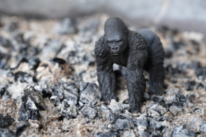gorilla waldbrand klimawandel konzeptfotografie schleich-s