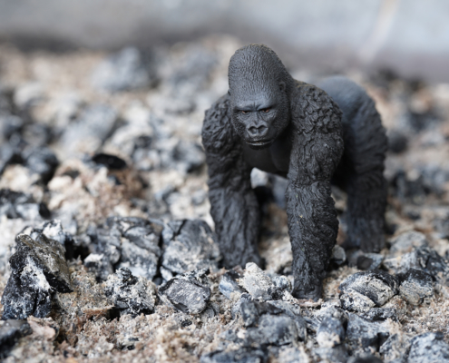 gorilla waldbrand klimawandel konzeptfotografie schleich-s