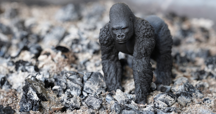 gorilla waldbrand klimawandel konzeptfotografie schleich-s