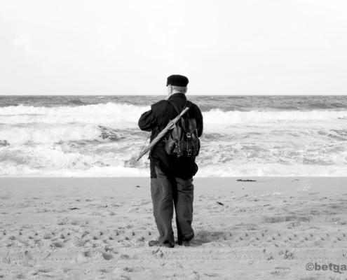 Mann am Meer Sylt Strand Fotografie Schwarz-weiss Regenschirm Wellen
